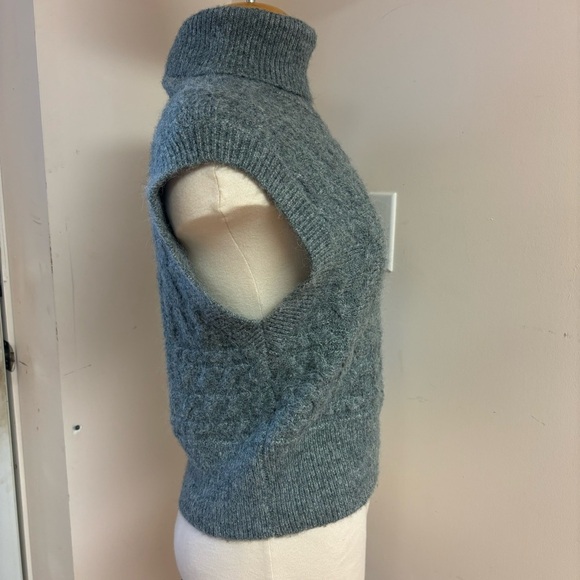 Old Navy Women’s Grey Sleeveless Cropped Cable-Knit Turtleneck Sweater Vest - Picture 7 of 13